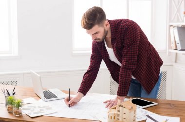 mimar ofis planı üzerinde çalışıyor