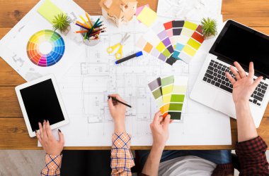 Pantone renk örneği ile iç tasarımcılar ekip çalışması
