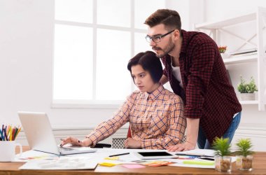 Genç tasarımcılar modern ofiste çalışan birkaç