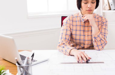 Tasarımcı ofis planı üzerinde çalışıyor