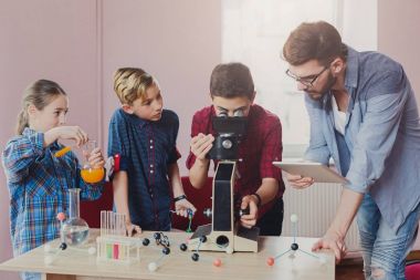 Eğitim kaynaklanıyor. Laboratuvar kimyasal deney