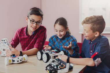 Eğitim kaynaklanıyor. Çocuklar okulda robotlar oluşturma