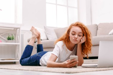 Dizüstü bilgisayar kullanarak ve cep telefonu üzerinde konuşurken öğrenci kız