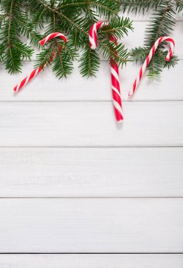 Şeker ve köknar ağacı ahşap sınırında Noel arka plan