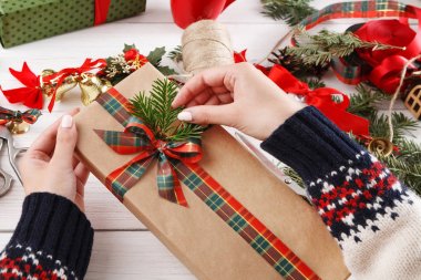 Hediye. Modern Noel hediyesi kutularına ambalaj