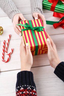 Hediye. Modern Noel hediyesi kutularına ambalaj