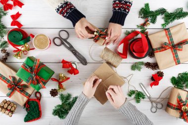 Yaratıcı hobi. Modern el yapımı Noel hediyesi kutu yapma