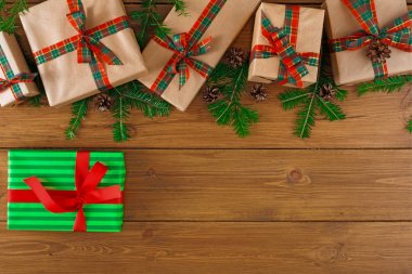 Ahşap arka plan üzerinde herhangi bir tatil için renkli mevcut kutuları