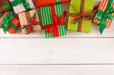 Noel hediye kutuları, ahşap masa arka plan üzerinde Üstten Görünüm.