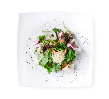 Ahtapot ve izole sebze salatası