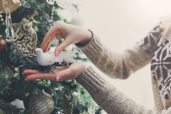 Mujer decorando árbol de Navidad, fondo de decoración de año nuevo —  Fotos de Stock