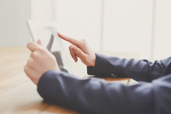 Donna con tablet digitale, primo piano, vista laterale , — Foto Stock