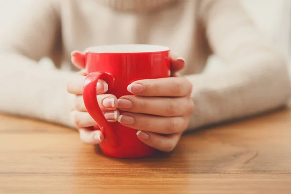 Weibchen mit einer Tasse Heißgetränk, Nahaufnahme — Stockfoto