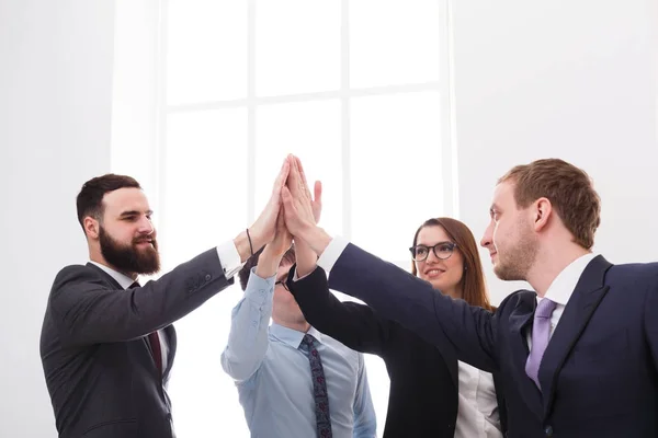 Equipo poner manos juntas, conexión, trabajo en equipo y el concepto de alianza . —  Fotos de Stock