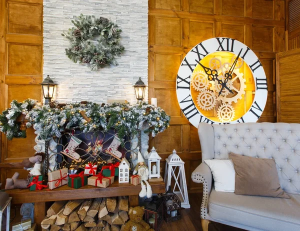 Cozy christmas interieur met versierde open haard — Stockfoto