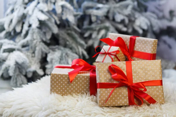 Regalos de Navidad sobre fondo de abeto borroso, concepto de vacaciones — Foto de Stock