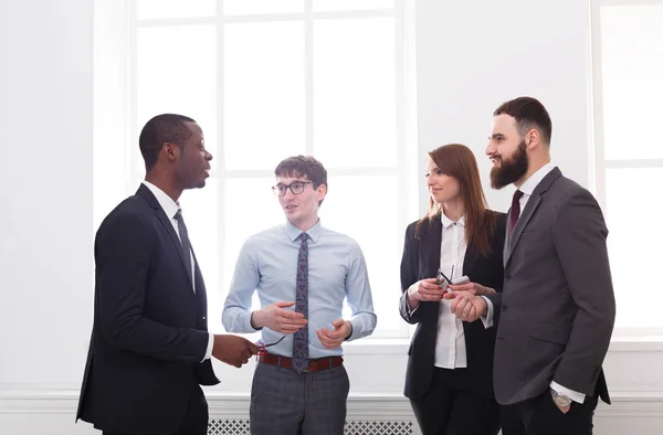 Reunión corporativa multiétnica de gerentes exitosos en la oficina, gente de negocios con espacio para copias. Vida de oficina . — Foto de Stock