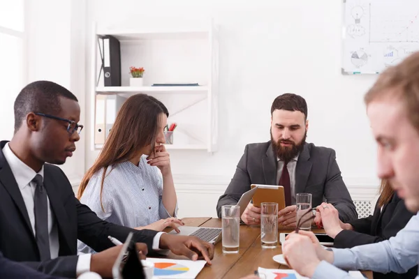 Reunión corporativa de negocios del equipo joven y exitoso con el jefe masculino . — Foto de Stock