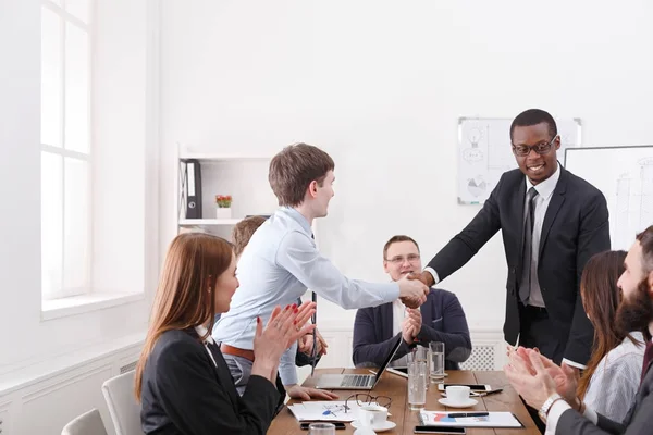 Reunión corporativa de negocios del equipo joven y exitoso con el jefe blanco masculino . —  Fotos de Stock