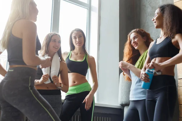 Raparigas em sportswear conversando antes da aula de dança — Fotografia de Stock