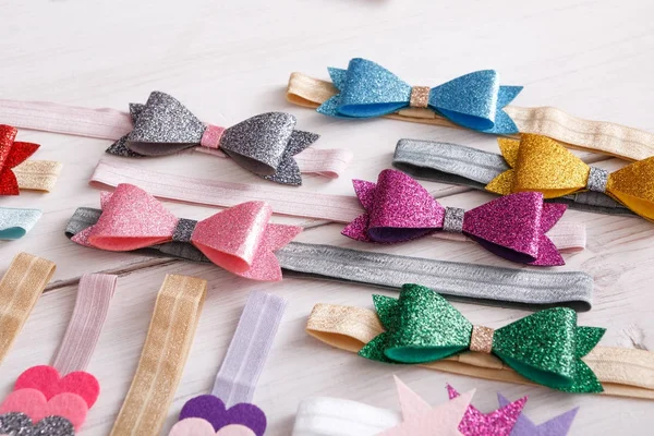 Conjunto de tiaras decoradas elásticas coloridas — Fotografia de Stock