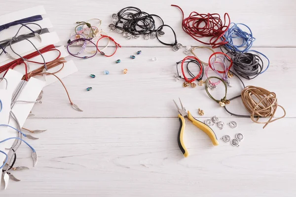 Handgemaakte armbanden maken, ambachtelijke werkplaats — Stockfoto