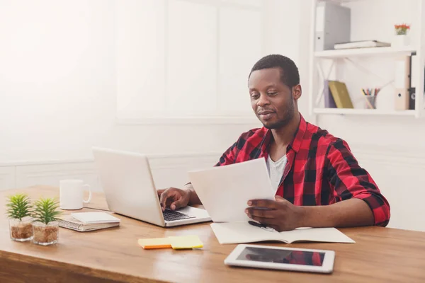 Gelukkig zwarte gelukkig zakenman in kantoor, werken met een laptop — Stockfoto