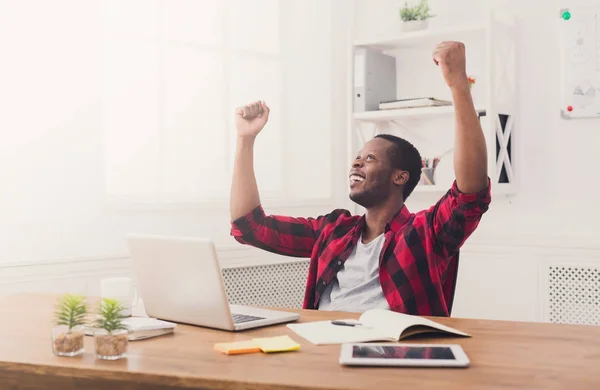 Feliz hombre de negocios ganar. Ganador, hombre negro en la oficina —  Fotos de Stock