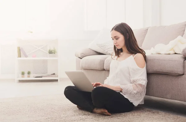 Girl with laptop indoors — Stock Photo, Image