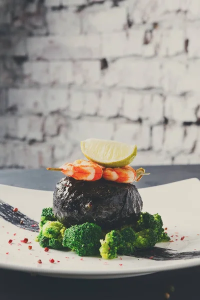 Comida moderna de restaurante. Filé Dorado em nori com camarões — Fotografia de Stock