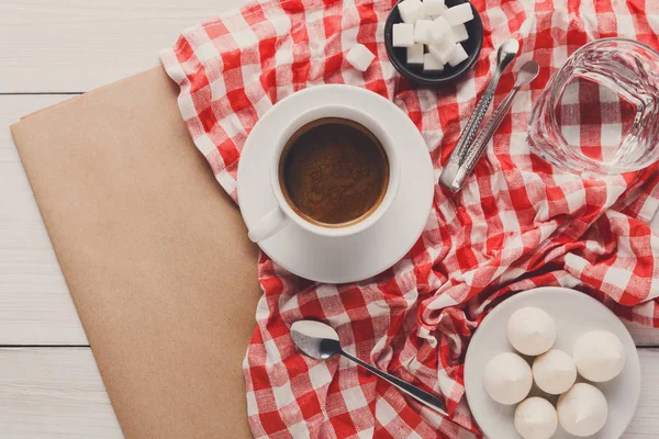 Утренний кофе с угощениями на стильной клетчатой скатерти на Wh — стоковое фото