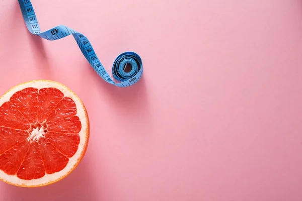 Fundo de dieta, toranja com fita métrica — Fotografia de Stock