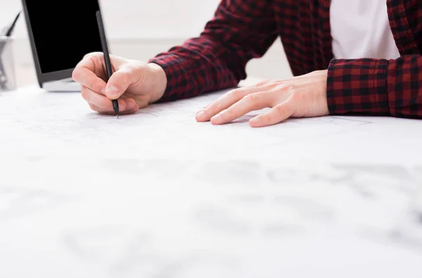 Architect bezig met blauwdruk in office — Stockfoto