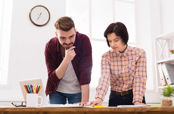 Seriöse professionelle Designer arbeiten an einem Projekt — Stockfoto