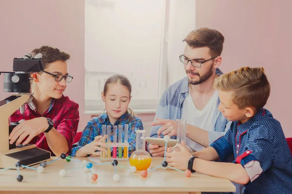 Leerlingen doen onderzoek biochemie, stammen onderwijs — Stockfoto