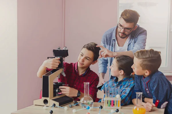 Het gevolg van onderwijs. Chemische experiment in laboratorium — Stockfoto