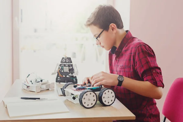 Educación del tallo. Niño creando robot en el laboratorio — Foto de Stock