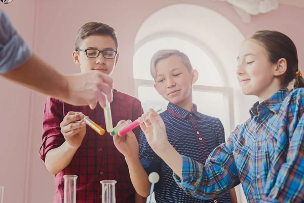 Pupilas fazendo pesquisa bioquímica, educação em tronco — Fotografia de Stock