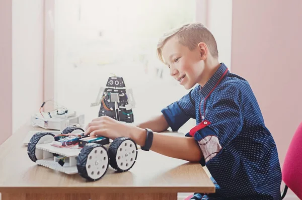 干教育。小男孩创造机器人实验室 — 图库照片