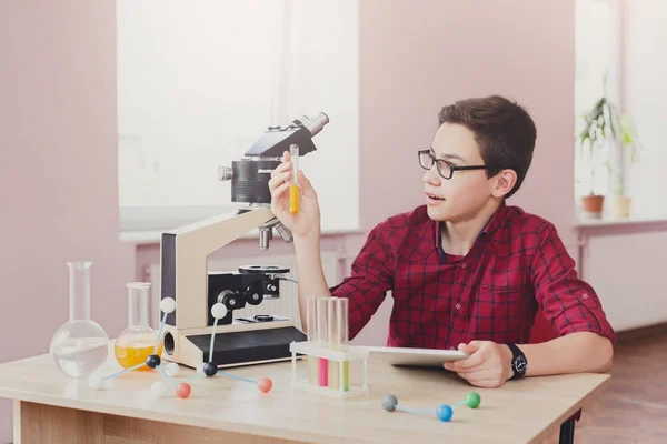 Enseignement de la tige. adolescent garçon faire chimique recherche — Photo