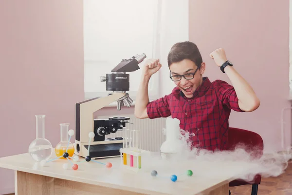 Niño haciendo experimento con nitrógeno en laboratorio —  Fotos de Stock