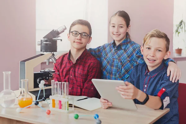 Het gevolg van onderwijs. Scheikunde les in laboratorium — Stockfoto