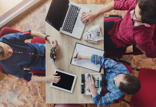 Het gevolg van onderwijs. Kinderen maken van robots op school — Stockfoto