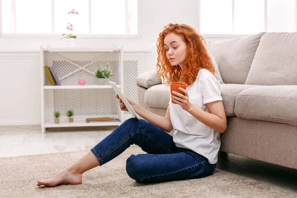 Chica con una tableta en casa — Foto de Stock