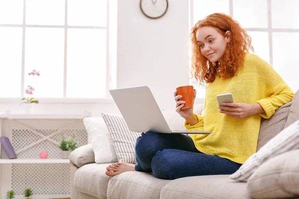 Giovane ragazza con computer portatile in casa — Foto Stock