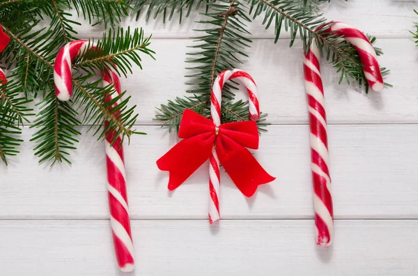 Fundo de Natal com doces e borda de abeto em madeira — Fotografia de Stock