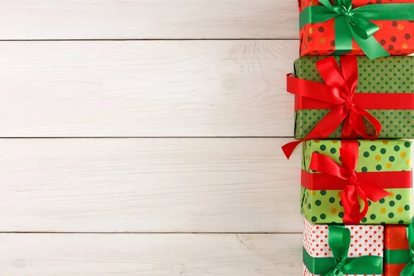 Noel hediye kutuları, ahşap masa arka plan üzerinde Üstten Görünüm.