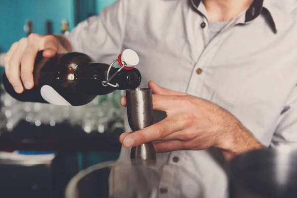 Barman gieten siroop in het meten van glas — Stockfoto