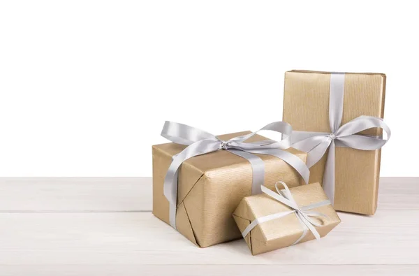 Κουτιά δώρων διακοπών Χριστουγέννων τυλιγμένο σε χαρτί σε λευκό — Φωτογραφία Αρχείου