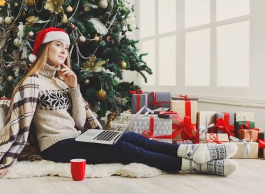 Online Noel için hazırlanıyor alışveriş kadın